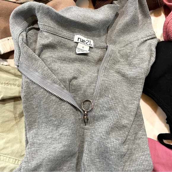 gray rue 22 collared crop top with o-ring half zip - Picture 2 of 2